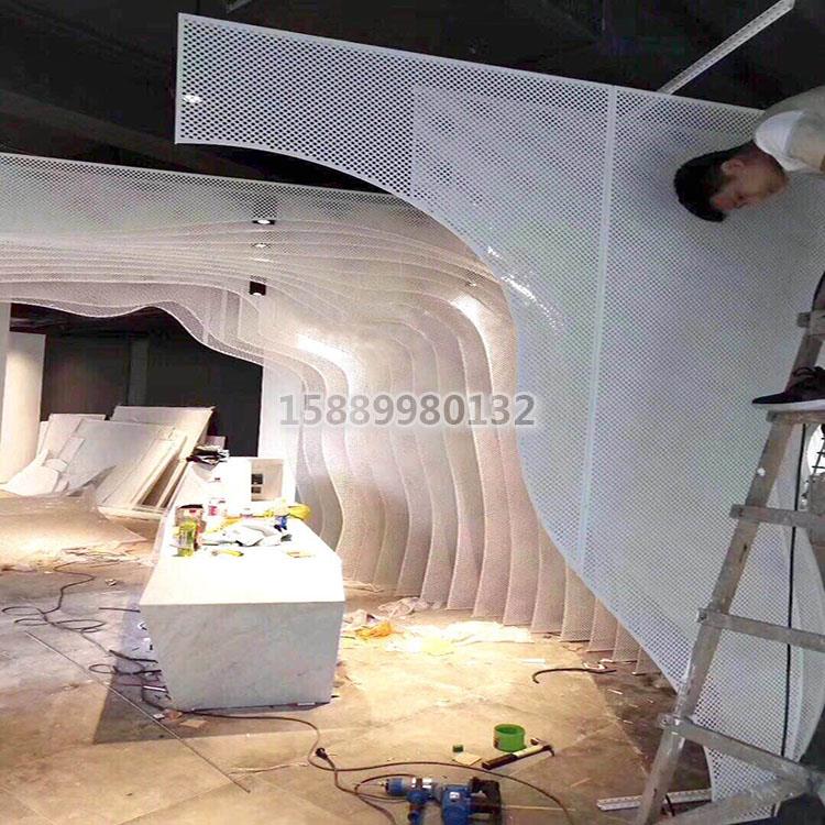 冲孔弧形铝方通安装现场
