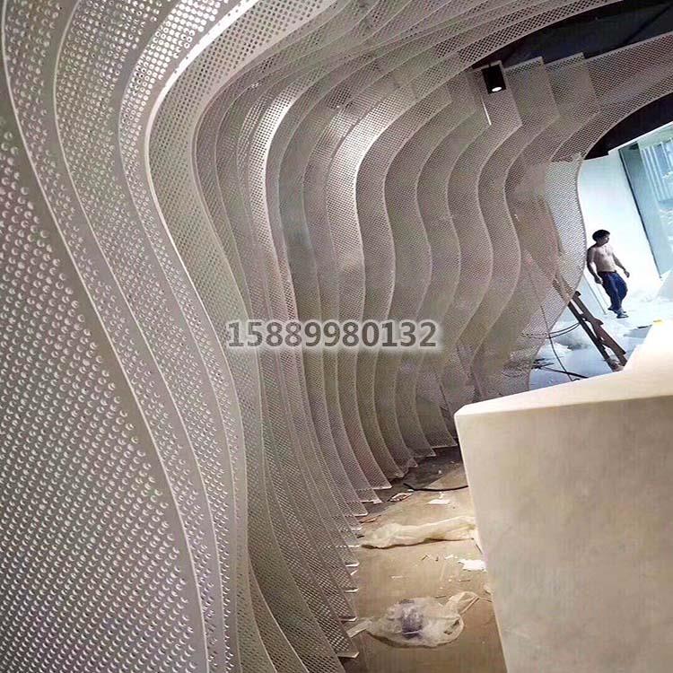 弧形铝方通正在安装