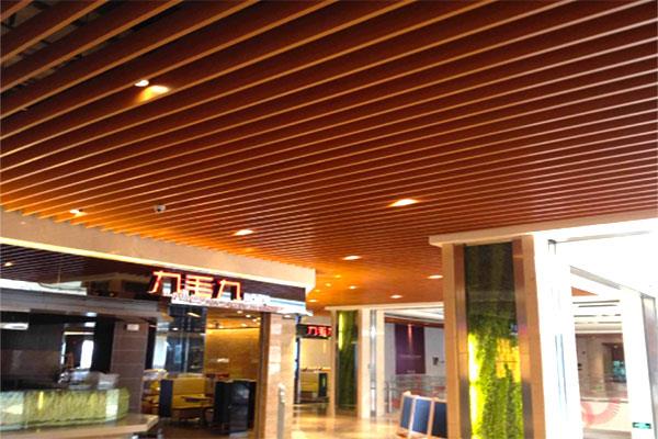 商场木纹铝方通吊顶图片
